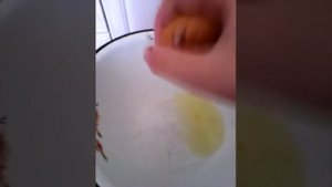 Разбить яйцо одной рукой