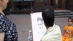 МОСКВА . АРБАТ. ХУДОЖНИК ПИШЕТ ПОРТРЕТ ВНУЧКИ ДАШИ 25.05.2013 ГОДА