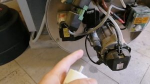 Меняем неисправный конденсатор электродвигателя горелки