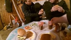 выпиваем на гараже и кушаем бургеры
