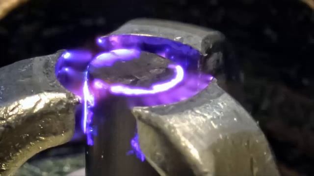 Масло на резьбе свечи, черный нагар, полоски на изоляторе... О чем расскажут свечи зажигания? смотреть онлайн