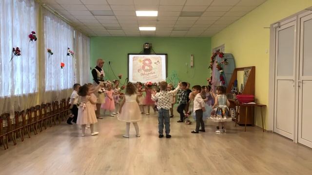 Общий танец с цветами в младшей группе, на 8 марта смотреть онлайн