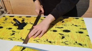 Процесс нанесения рисунка и стежка мембраны для пошива мужской куртки