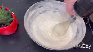 Вкуснейший крем для домашних тортов — из сгущенного молока и сливочного масла.