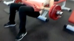 Ягодичный мостик в тренажере и со штангой