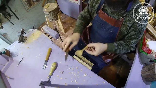Деревянная ложка и простая геометрическая резьба на ней