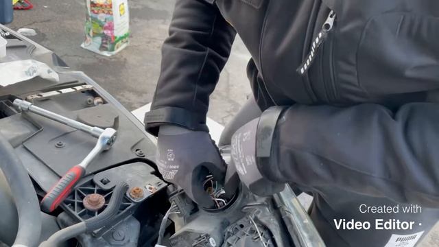 Renault Megane 3 change bulbs lights unmount headlight Birne wechseln Scheinwerfer ausbauen смотреть онлайн