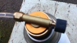 Заправка одноразового туристического газового баллона газом для заправки автомобилей.