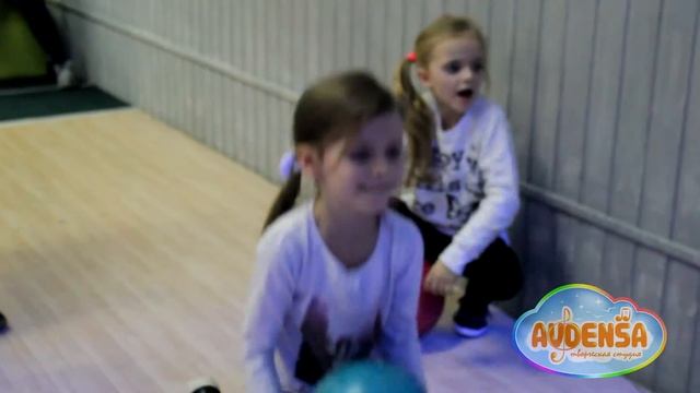 Творческая студия AVDENSA. Праздник детства в КОСМО. Боулинг. смотреть онлайн