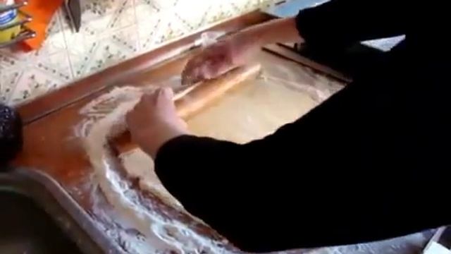 Кухня. Тертое печенье со взбитыми белками.