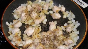 Капустная солянка с мясом и помидорами на сковороде