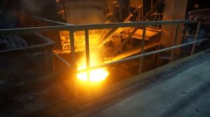 Из печи расплавленный металл выливается в специальный ковш.