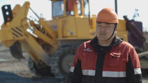 Машинист бульдозера: «Нам важно не потерять и не закопать руду»