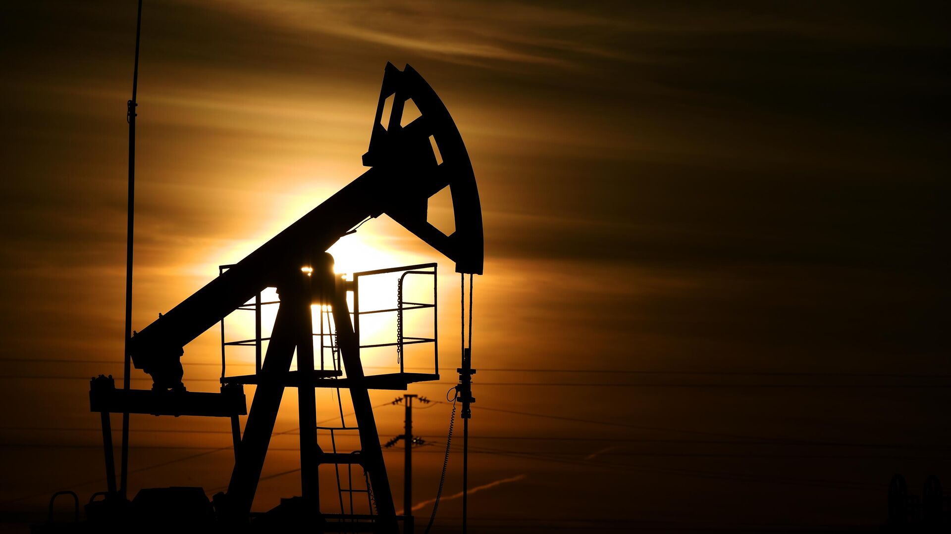 Нефть дорожает на ослаблении доллара и снижении запасов в США
