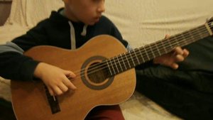 Игра на гитаре. Что умеет ребенок в 7 лет после двух с половиной месяцев в музыкальной школе.#Гитар