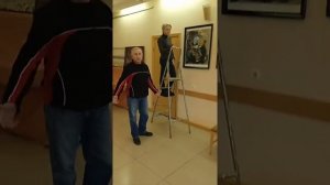 развеска выставки в Центре исскусств г. Павловска