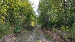 Экстремальная дорога на Уральских горах в путешествии на внедорожнике