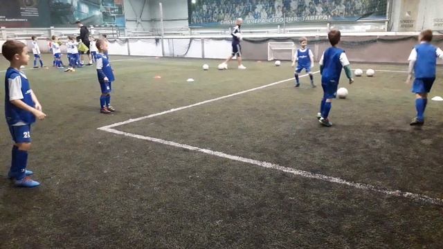 ДЕТИ ИГРАЮТ НА ТРЕНИРОВКЕ В КВАДРАТ ☆ ДЕТСКИЙ ФУТБОЛ ☆ ФИНТЫ МАЛЫША