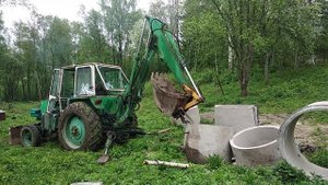 Достаю ЖБ кольца экскаватором ЮМЗ ЭО-2621
