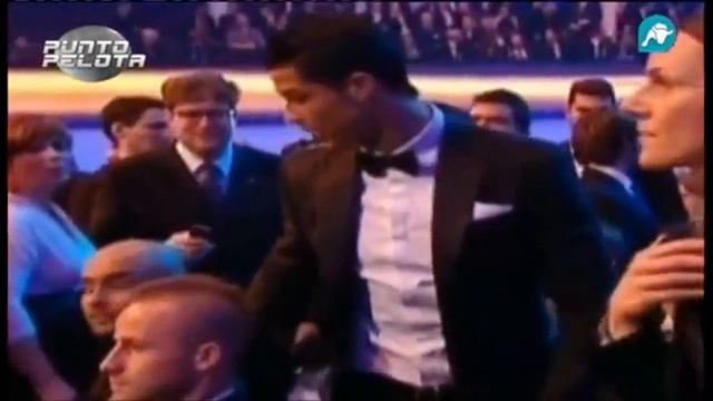 Гвардиола проигнорировал рукопожатие с Роналду смотреть онлайн