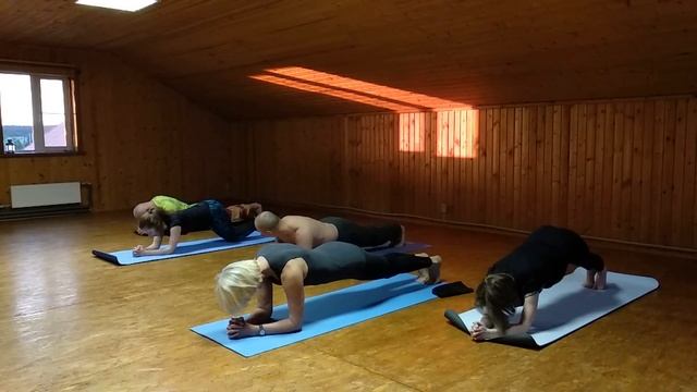 Пять минут планки. Пенсионеры забивают баки молодежи! смотреть онлайн