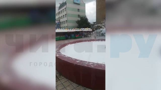 Пена в фонтане на Театральной площади, Чита смотреть онлайн