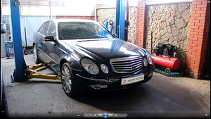 Жужжит новый насос ГУР замена масла в ГУР на Mercedes Benz E230 Мерседес Бенц 2,5  2008 года