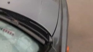 На пассажирском коврике после дождя много воды автомобиль Hyundai Accent