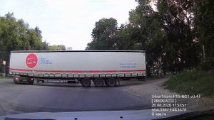 Фура разворачивается на перекрестке