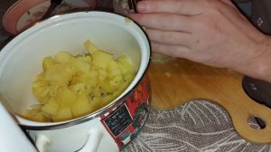 Постный салат из варёной картошки и квашеной капусты.