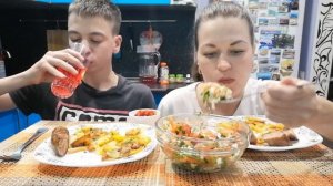 МУКБАНГ ЖАРЕНАЯ КАРТОШКА/КОЛБАСКИ/САЛАТ