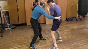 Защита подставками от боковых ударов в ближнем бою