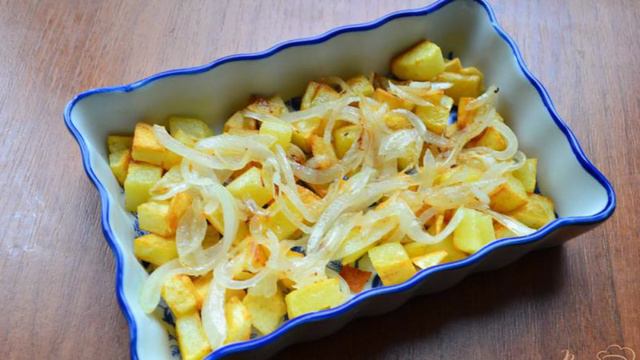 Картофель запеченный с помидорами и яйцом