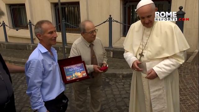 Classic Vespa motorcycle given to pope as a gift смотреть онлайн