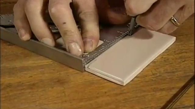 Cutting Ceramic Tile with a Glass Cutter смотреть онлайн