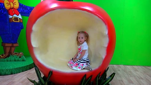 Настя в детском музее гигантских предметов смотреть онлайн