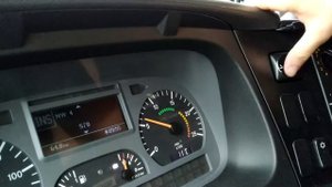 Mercedes Axor заряд АКБ та кількість ДП