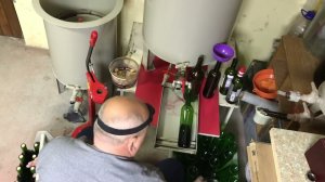 Розлив и укупорка вина из емкости понтон, непрерывным способом.