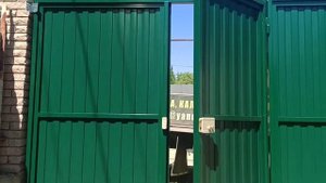 закончили двухсторонний профлист, откатные ворота с автоматикой, фундамент и кирпичные столбы