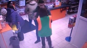 Бьёт девушку после грабежа (не смеяться)