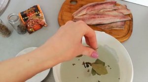 Соленая сельдь. Ну очень вкусная получается.