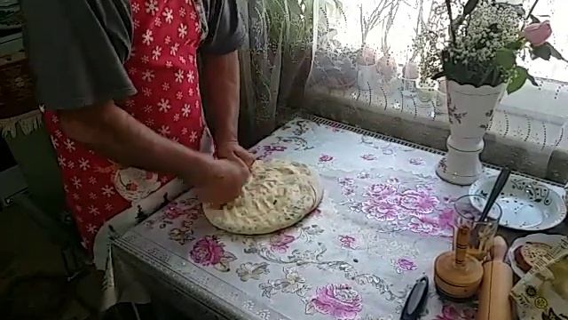 Мастер класс по выпечке слоеной лепешки с чесноком и зеленью!Смотреть всем