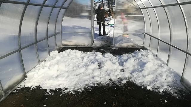 ЗАКИДАЛИ СНЕГ В ТЕПЛИЦУ/НАБРАЛА ЗЕМЛИ ДЛЯ РАССАДЫ /ПРИГОТОВИЛА УЖИН/ПЕРЕСАДИЛА ЦВЕТОК смотреть онлайн