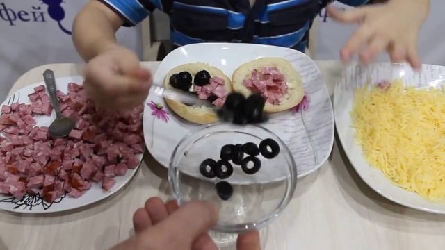 Делаем МИНИ ПИЦЦЫ вкусняшки НЯМ-НЯМ | MINI PIZZA OM NOM NOM смотреть онлайн