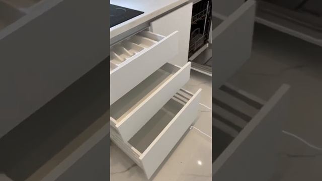 Угловая белая матовая кухня до потолка AGT Supramat со столешницей из искусственного камня TriStone смотреть онлайн