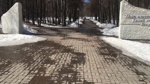 Начало весны. Небольшая прогулка на коляске с ребенком.