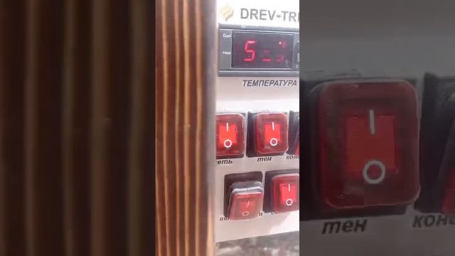 Копчение свинины в деревянной коптильне.