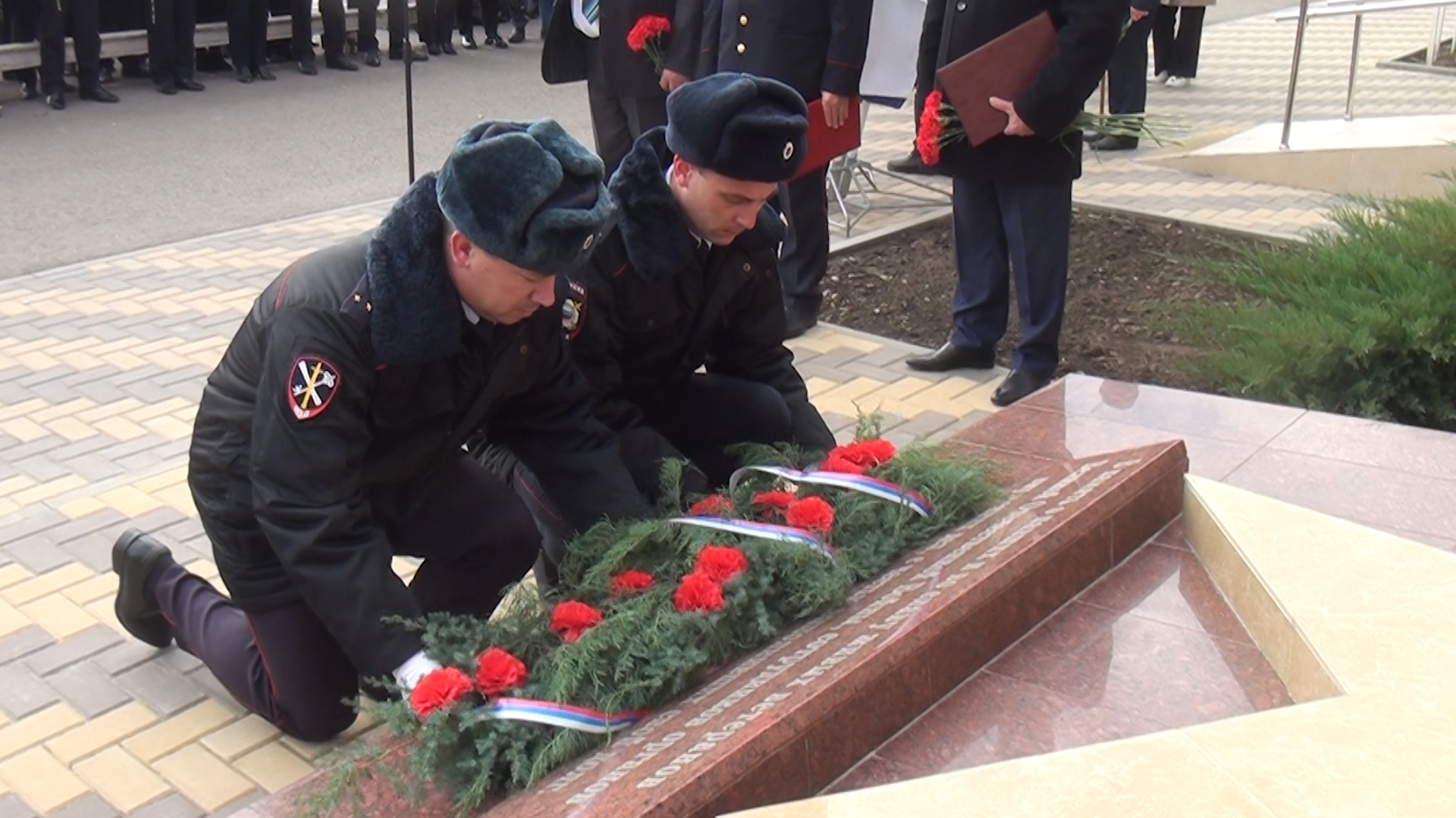 Полиция памяти. Траур по погибшему полицейскому. Сотрудники полиции свеча памяти. Полиция памяти, око Ягава.