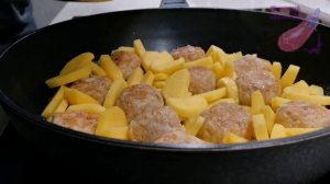 Закинул все в одну сковороду и залил томатом. ПРОСТО и ВКУСНО очень! УЖИН из картошки с фаршем
