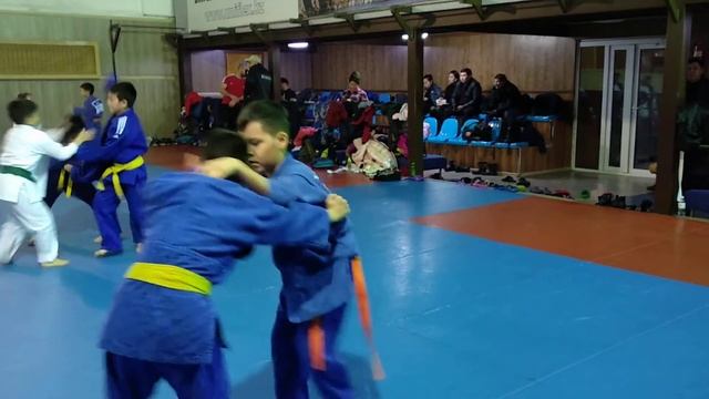 Жаңадан қызыл белбеу алған Абдулазиз бен Ералының белдесуі. смотреть онлайн